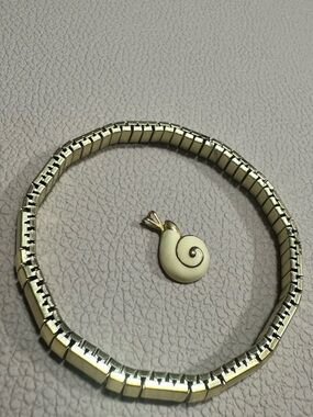 Gold-Toned Stretch Bracelet with Cream snail Pendant - Unbranded
